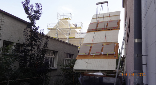 
In vorgefertigten Dachelementen sind die Dach-flächenfenster bereits eingebaut 
