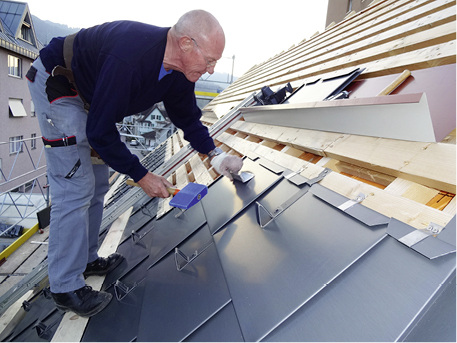 
Gelernt ist gelernt: der eidgenössische Spenglermeister Karl Lüdi ist in seinem Element
