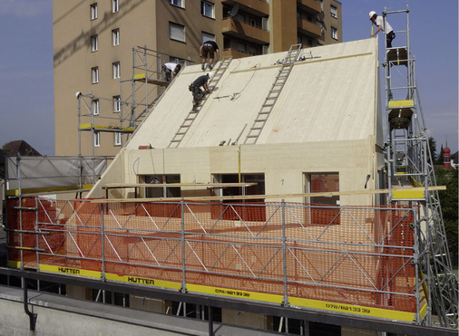 
Oben ohne: das Gebäude während des Aufrichtens und noch ohne Titanzink-Hülle
