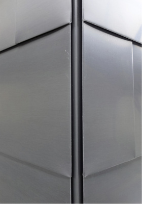 
Schweizer Präzision: An der Außenecke wird sichtbar, mit welcher Detailtreue die Montage der Rauten erfolgte
