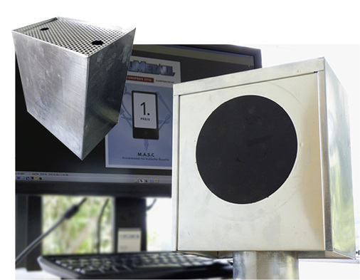 
... das M.A.S.C.-Produkt „Rinnenkessel für kubische Baustile“. Der schlichte Sammelkasten überzeugt mit seiner vulkanisierten Rückwand 
