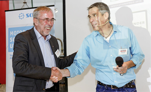 
Hubert Trenkwalder freut sich über den BAUMETALL-Sonderpreis für die iib-Filmreihe, den er von Andreas Buck entgegennimmt
