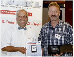 Das Dachmodell erhielt einen Sonderpreis im Wettbewerb „Baumetall-Innovationspreis 2016“. Werner Fünfer und Erich Moser (r.) bei der Preisverleihung im Klempnermuseum in Karlstadt

