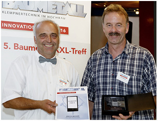 <p>Das Dachmodell erhielt einen Sonderpreis im Wettbewerb „Baumetall-Innovationspreis 2016“. Werner Fünfer und Erich Moser (r.) bei der Preisverleihung im Klempnermuseum in Karlstadt</p> - © Erich Moser