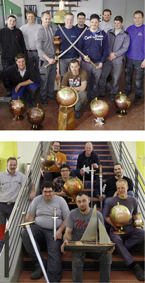 Die Spenglerpoliere an der Schweizerisch Technischen Fachschule Winterthur und ihr Lehrer Erich Moser (l.) sind stolz auf ihre Werke
