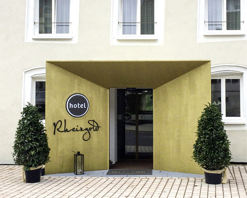 Die goldene Schleuse weist Urlaubern, Geschäftsreisenden und Goldsuchern den Weg ins Innere des Hotels
