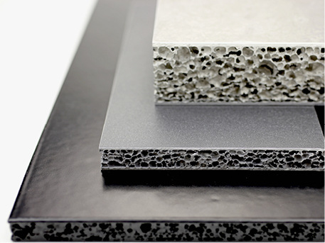 Die Fassadenelemente besitzen einen aufgeschäumten Aluminiumkern zwischen zwei Aluminiumlagen – ohne Kleber und vollständig recycelbar
