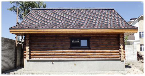 
Das russische Badehaus in Holzblock-Bauweise verfügt über eine facettenreiche Eindeckung. Die Etage unter dem Dach ist bewohnt, deshalb wurde der First belüftet ausgeführt
