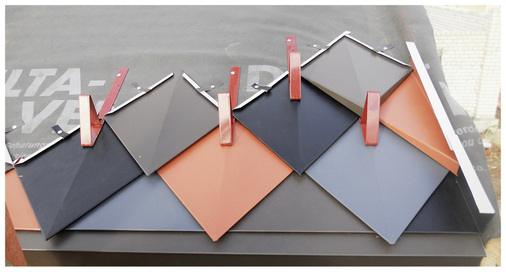 
Durch das abwechselnde Verlegeschema grenzen Profile mit der gleichen Farbe nicht direkt aneinander. In den ersten beiden Reihen verlegten die Handwerker flache Schindeln und integrierten das Schneefangsystem, rechts außen die Giebelprofile im dreieckigen Format mit der Aufkantung
