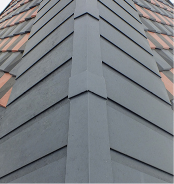 
Unter dem First schützen Profile vor Schneewehen, oben auf dem First verbinden 80 mm breite Segmente die 350 mm langen Profile

