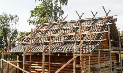 
Die eingerüstete Dachfläche während der Eindeckung
