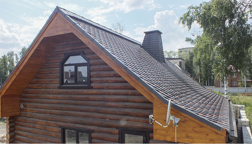 
Vollendete Eindeckung mit dem Rauchabzug
