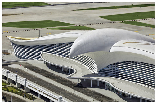 
Ein Dach wie die Schwingen eines riesigen Greifvogels aus Metall



