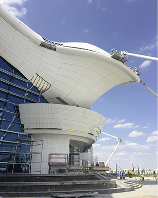 
... größtenteils mit Hubsteigern und Montageliften
