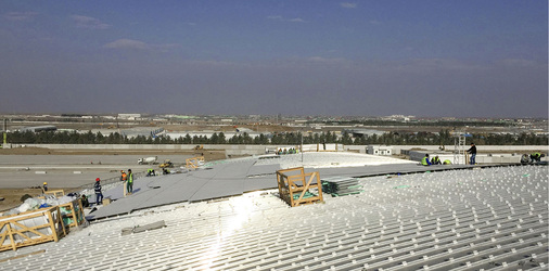 <p>
Beeindruckend: Die mit Rib-Roof Speed gedeckte Dachfläche wird mit glattflächigen Metallelementen bekleidet
</p>