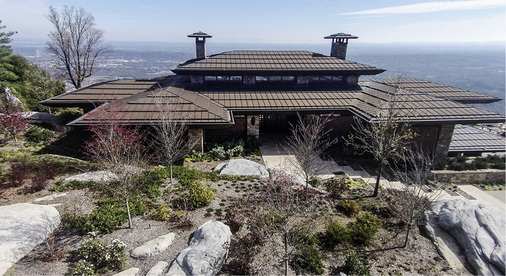 
Der Zustand im November 2014: Das Dach ist wartungsfrei, die Kupferdeckung erhält ihre natürliche Patina. Die Falze stehen linientreu auf den Stufen
