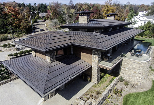 
Großzügig dimensionierte Villa mit Garten, Pool und Sonnenterrasse sowie einer Fassade aus Naturstein und Holz
