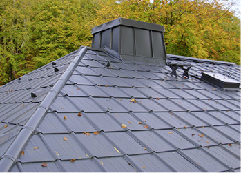 <p>
Augenzeugen bestätigen den direkten Blitzeinschlag in die farbbeschichteten Aluminium-Dachplatten der Marke Prefa
</p>