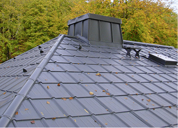 
Augenzeugen bestätigen den direkten Blitzeinschlag in die farbbeschichteten Aluminium-Dachplatten der Marke Prefa
