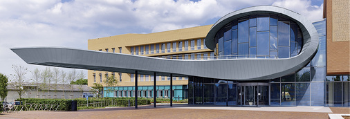 



Der Ratssaal am Neubau des Lochemer Rathauses wurde mit einem eindrucksvollen Schweif aus Titanzink versehen
