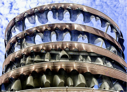 
Enagua: Wie Unterröcke flattert feines Maschengewebe aus Plastik um einen Turm
