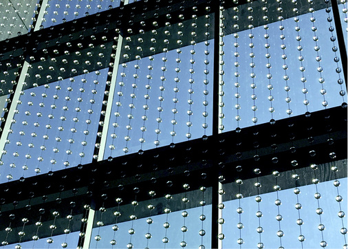 
Net of Indra: 3000 Kristallkugeln hinter einer Glasfassade reflektieren Licht und Bewegungen
