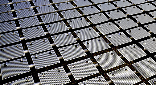 
Fassadenfläche aus perforierten Metallplättchen
