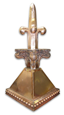 Imposante Erscheinung: Eine der vier jeweils 3,5&nbsp;m hohen Dachspitzen mit pyramidenförmigem Schaft, Kugelfries und ornamentalen Kreuzblumen
