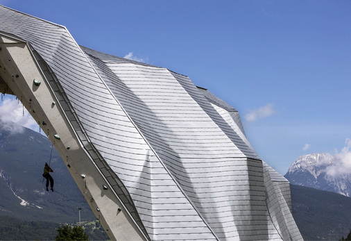 
Die Eindeckung dieses Kletterturms in Imst, Österreich, mit Prefa-Fassadenschindeln war für den ausführenden Fachbetrieb ein besonderes Erlebnis: Die Dachneigung variiert zwischen 5 und 90°. Hier waren sportlich-alpine Erfahrung und Klettergeschirr erforderlich



