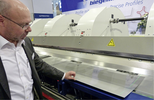 Hartmut Ebelle führt die Funktionsweise des Laseranschlags vor
