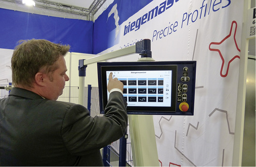 Mario Traub präsentiert die neue Biegemaster-Multi-Touch-Steuerung
