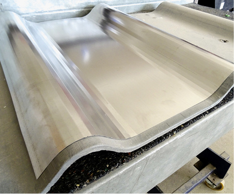 
An die Form des Deckwerkstoffs angepasste Edelstahlprofile …
