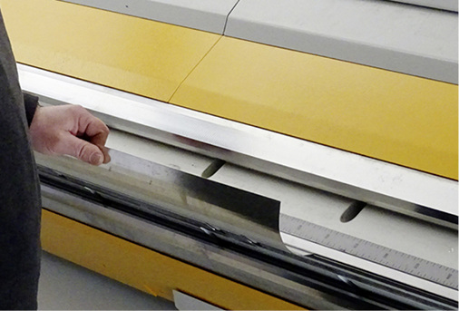 
Spenglermeister Baldauf bei der Entnahme eines Biegeteils
