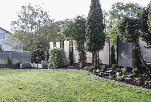 Mit insgesamt sieben Tafeln und fünf Pflanzkästen aus Schwarzblech verschönerte Klempnermeister Xaver Stark einen Beetstreifen in seinem Garten
