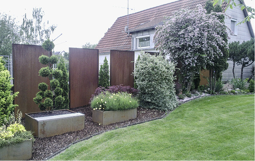 Nachher: Die inzwischen bewitterten Stellwände bieten einen aufgelockerten Sichtschutz, durch die Zwischenräume kann man jetzt wieder mit dem Nachbarn plauschen
