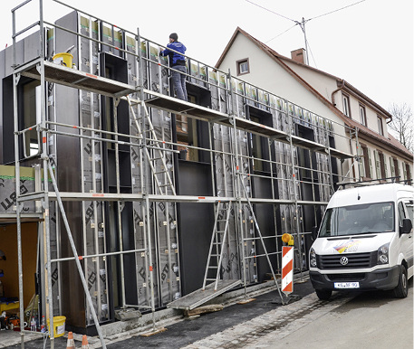 <p>
Bei der Montage war höchste Sorgfalt geboten: Ist das Fassadenelement einmal aufgeklebt, kann es nicht mehr verschoben werden
</p>