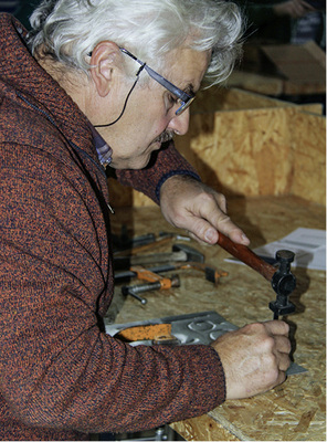 
Aller Anfang ist schwer: erste Ziselierversuche 
