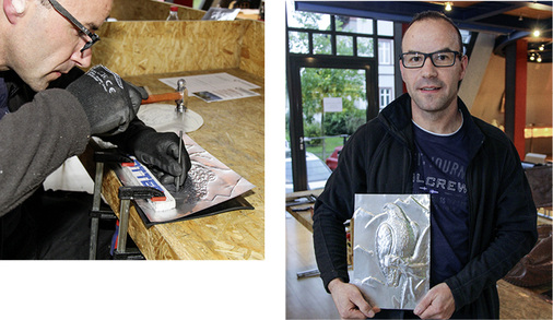 
Vom Rohling zum fertigen Ergebnis: Manfred Schulze (unten) führt die Teilnehmer durch alle Phasen des Ziseliervorgangs 
