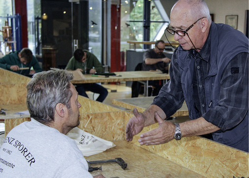 
Detlef Rheinwein (Fachbetrieb Sporer) informiert sich bei Manfred Schulze über wichtige Details
