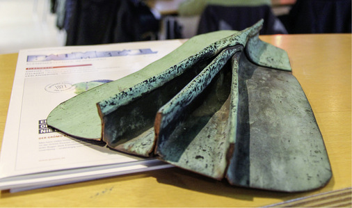 Künstlerisch wertvoll ist diese vorbildlich ausgeführte Falzzusammenführung
