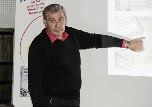 <p>Josef Peter Münch erklärt wichtige Details zur fachgerechten Turmdeckung mit Metall</p> - © BAUMETALL