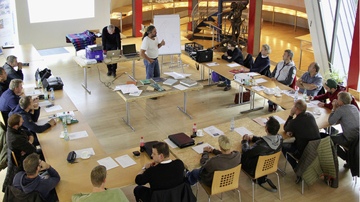 Im Workshop „Kirchturmeindeckung“ wird wertvolles theoretisches Fachwissen vermittelt
