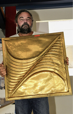 B. Zürn zeigt Ziertafeln eines Kirchenportals
