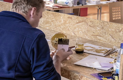 
Das Aufkleben des Blattgolds wird Anschießen genannt
