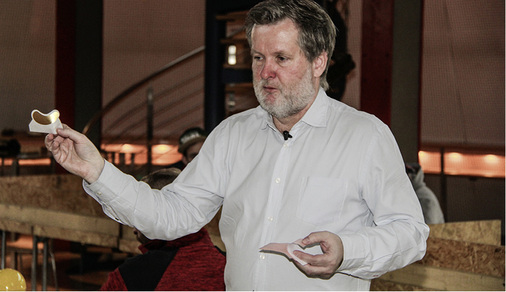 
Kursleiter Christian Scheuring (GF Eytzinger Gold) präsentiert verschiedene Blattgoldarten
