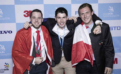 <p>&nbsp;</p>

<p>Bild oben: Die Euroskills-Gewinner der Kategorie Metalroofing sind:Gold: Youni Le Coutour, F; Silber: Reto Reifler, CH; Bronze: Michael Kranawetter, A</p> - © Buck