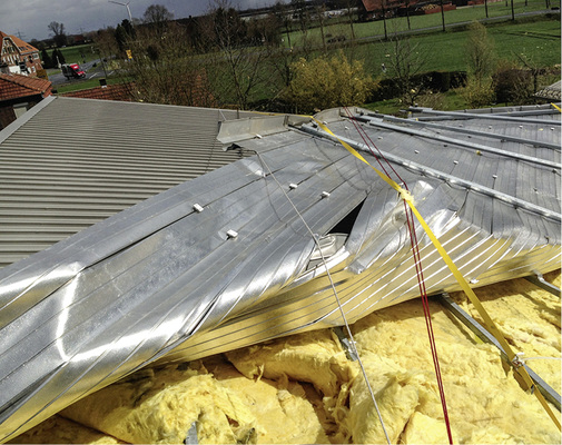 
Bei der Inspektion des Unglücksorts Ende März 2015: Die Feuerwehr sicherte das aufgerissene Dach mit Spanngurten, um weitere Schäden zu verhindern
