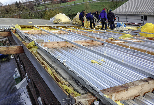 
Ein Team von acht Klempnern demontierte Anfang April 2015 die beschädigte Profiltafeldeckung
