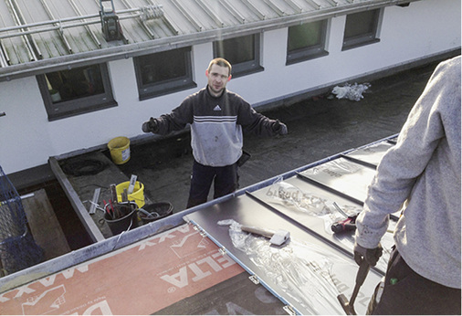 
Die Mitarbeiter befestigten die Schare mit Fest- und Schiebehaften aus Edelstahl
