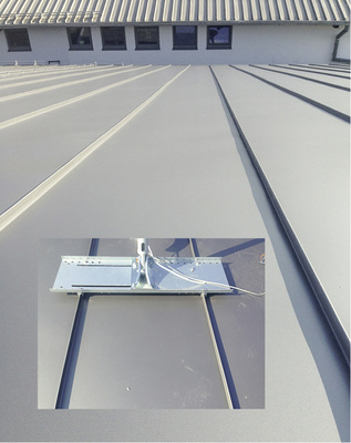 
Die sanierte Eindeckung vom First aus mit vormontierter Halterung für die Satellitenschüssel 
